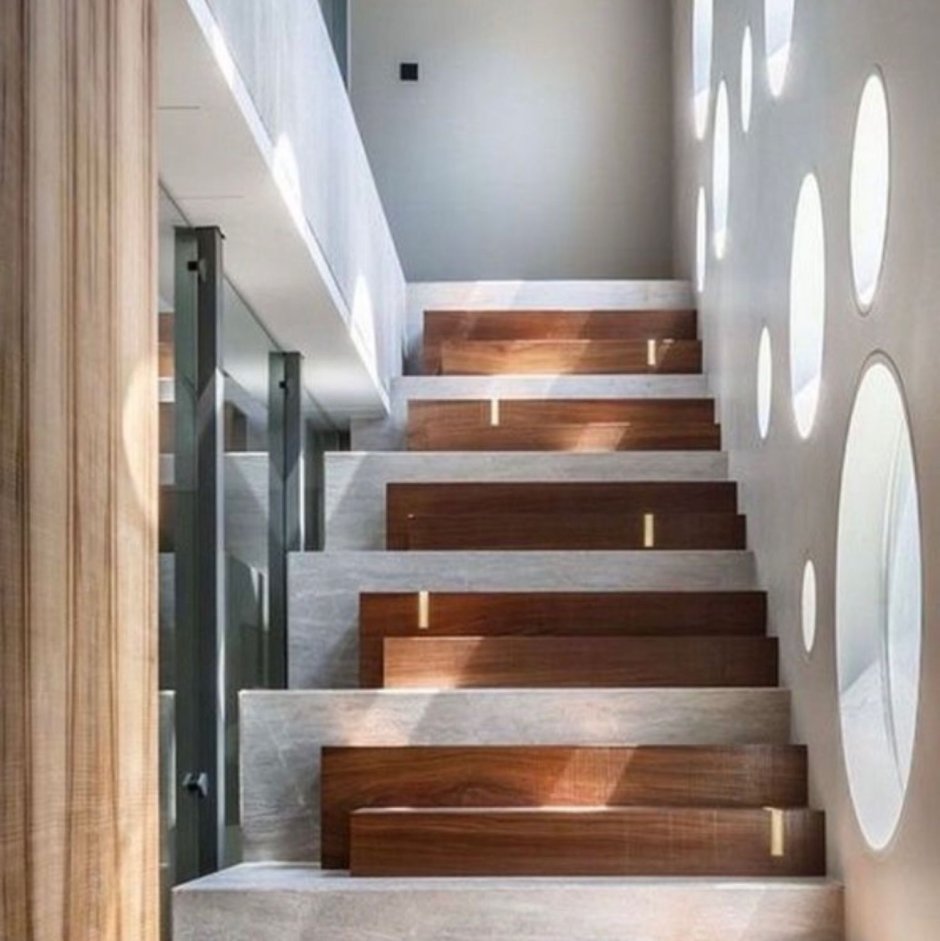 Белая комната с лестницей