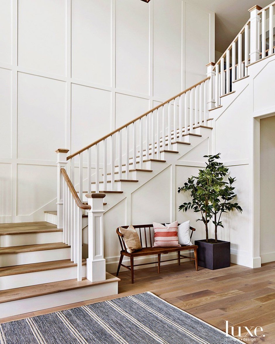 Белая лестница в современном стиле