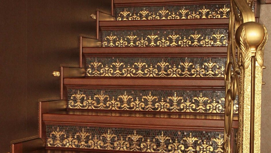 Перила на лестнице золотого цвета