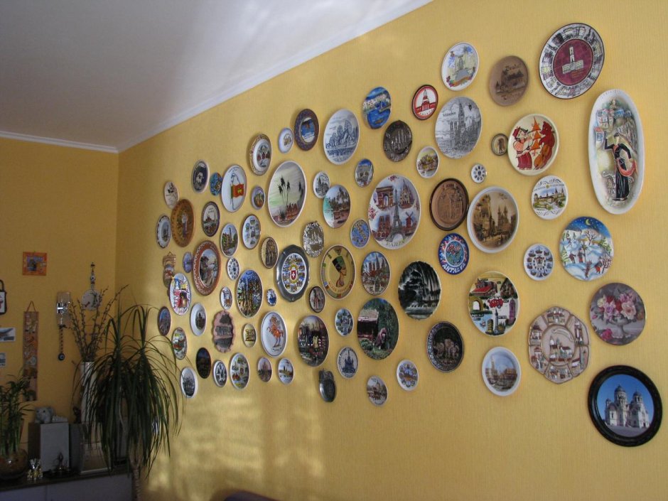 Коллекция декоративных тарелок на стене