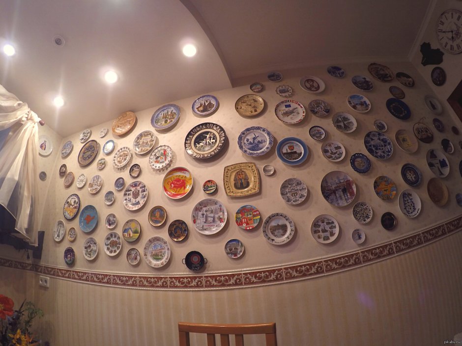 Декор стен тарелками в интерьере