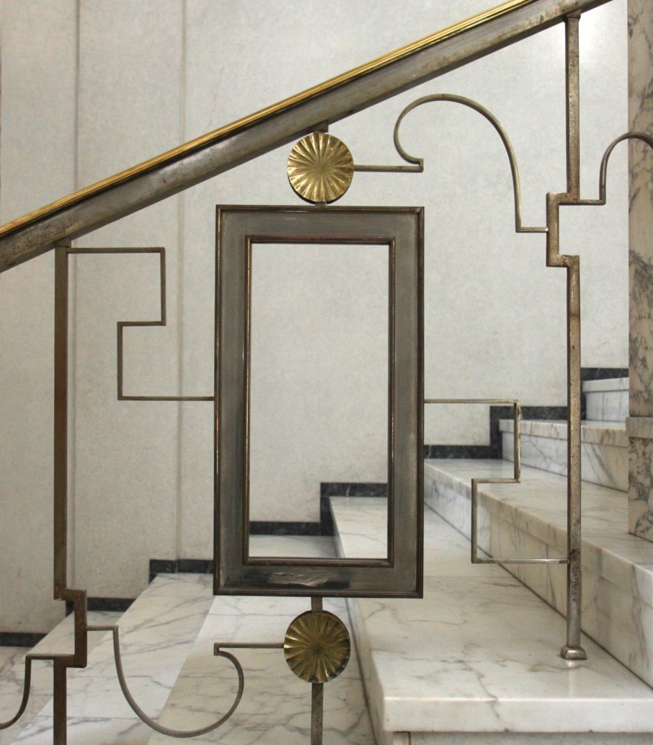 Лестница в стиле арт деко со стеклом