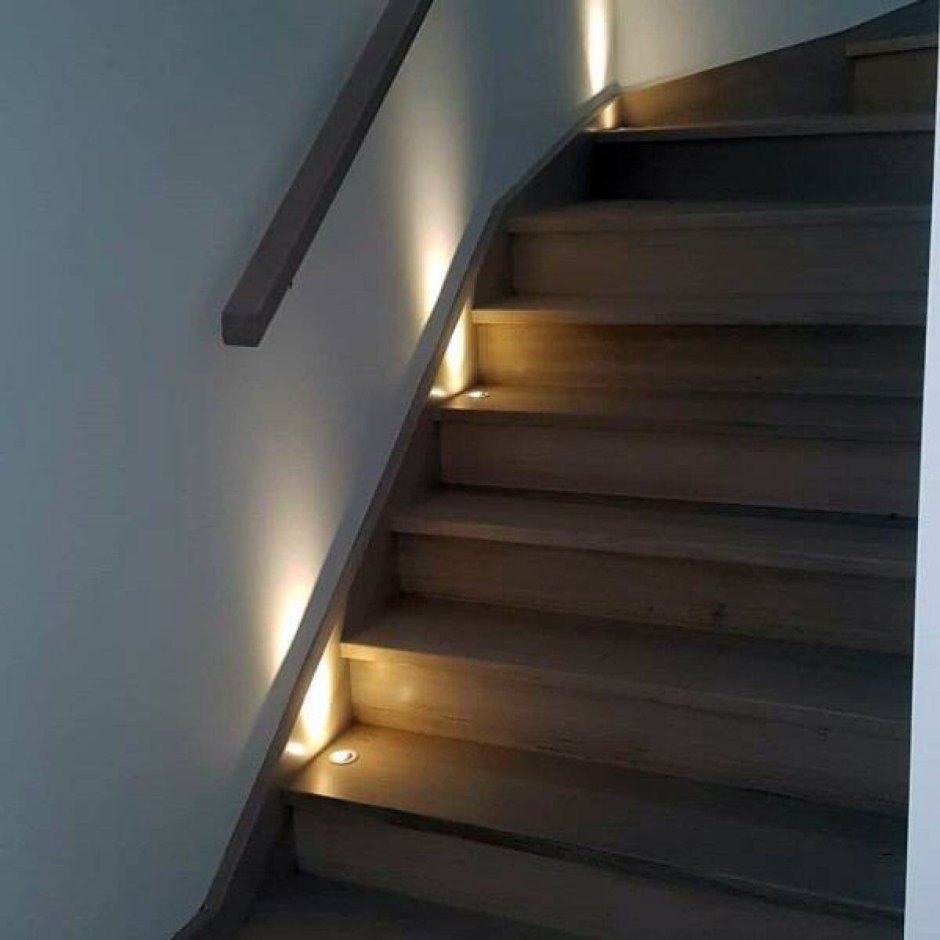 Монолитная лестница с подсветкой
