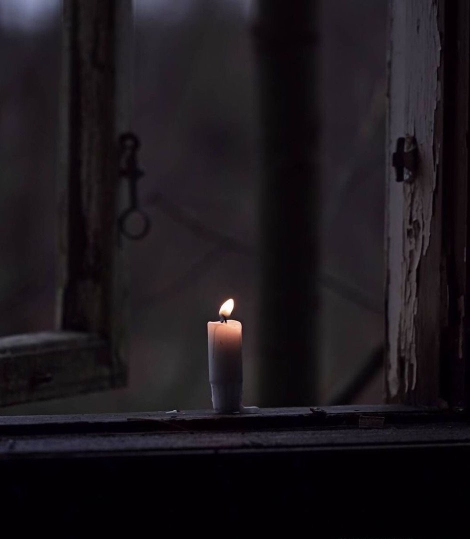 Свеча на темном окне