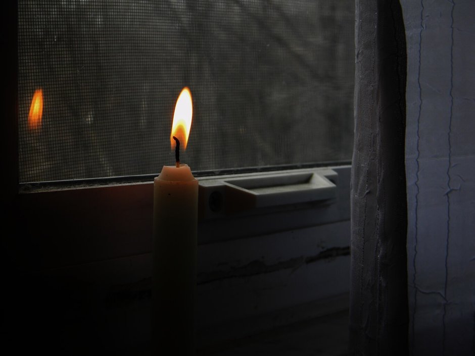 Горящая свеча на окне