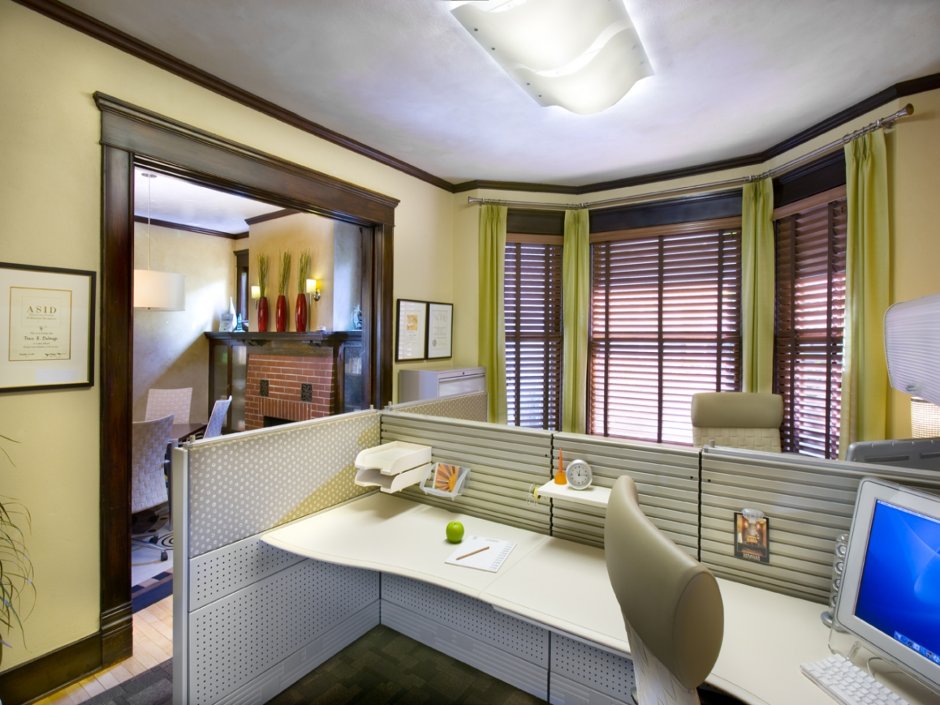 Интерьер небольшой офисной комнаты