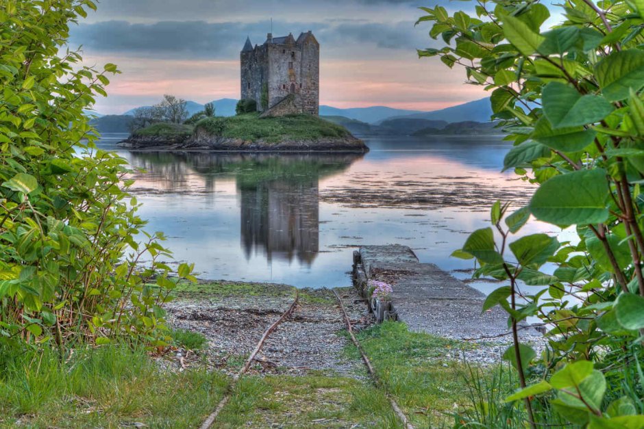 Замок сталкер (Castle Stalker), Шотландия.