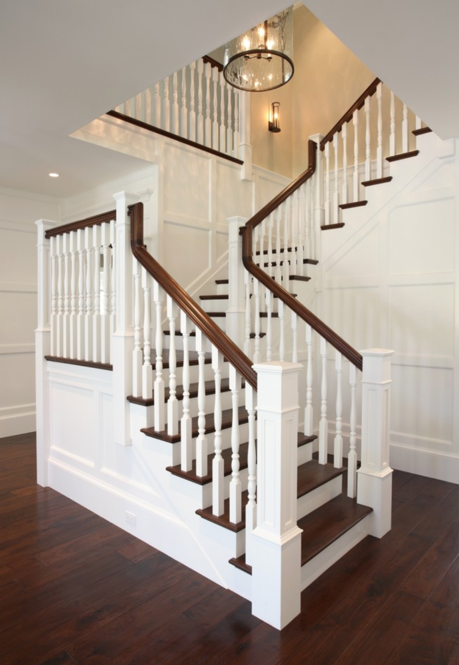 Белая деревянная лестница