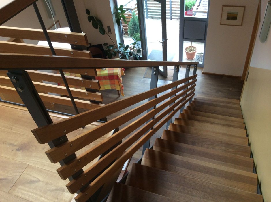 Деревянные перила для лестницы в частном доме