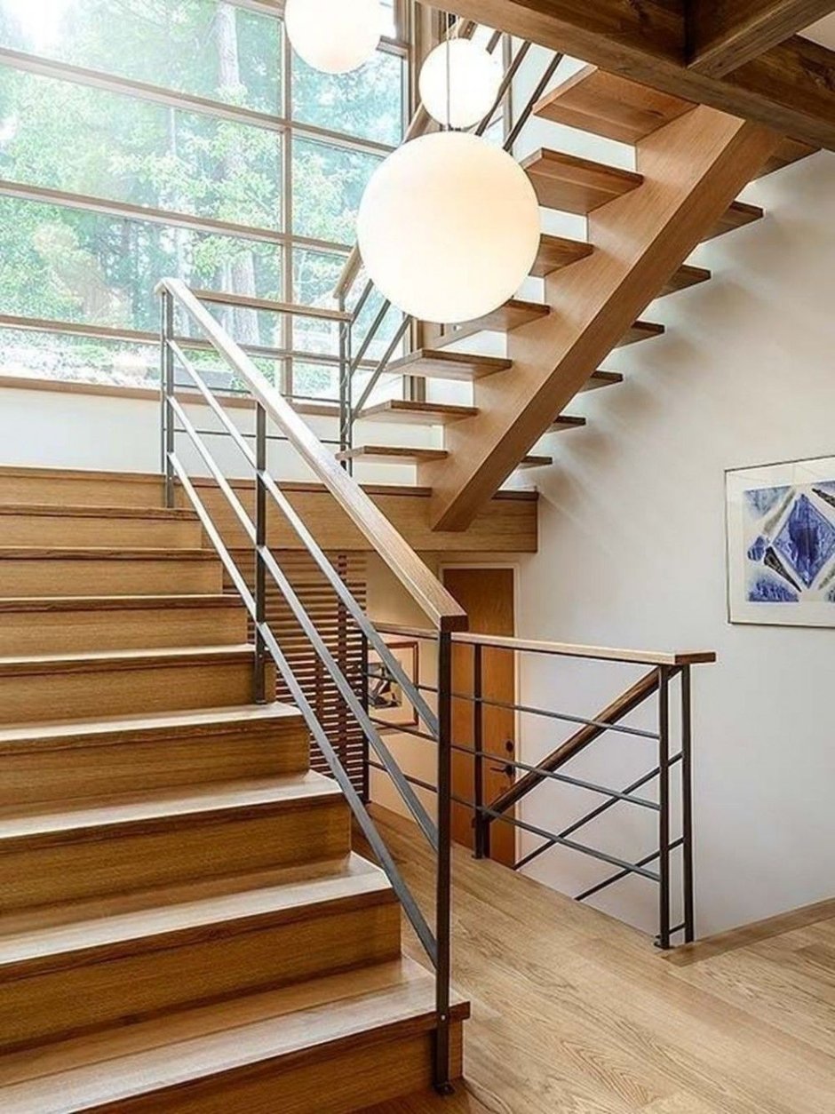 Белые деревянные перила лестницы