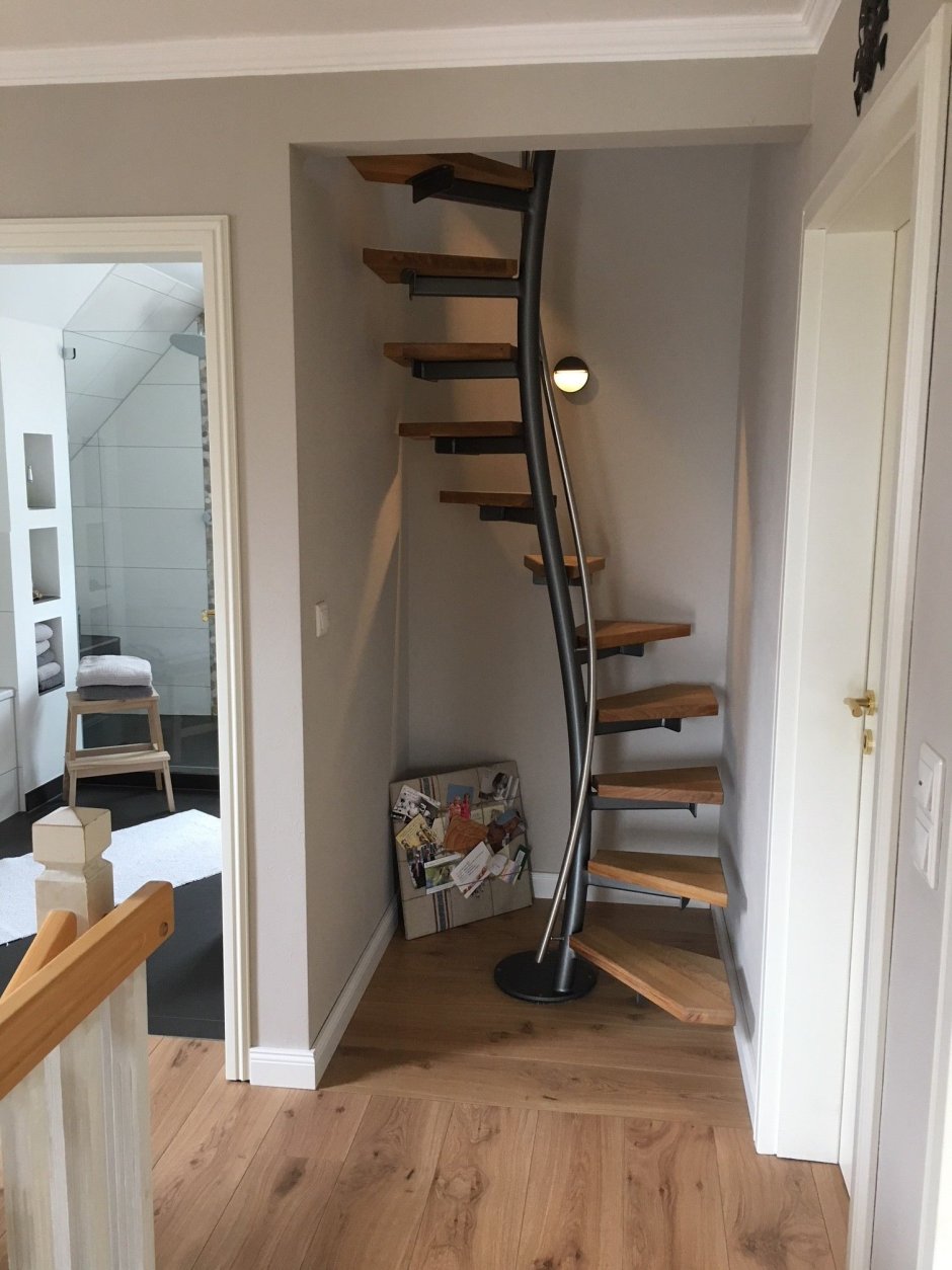 Винтовая лестница для дачи на второй этаж