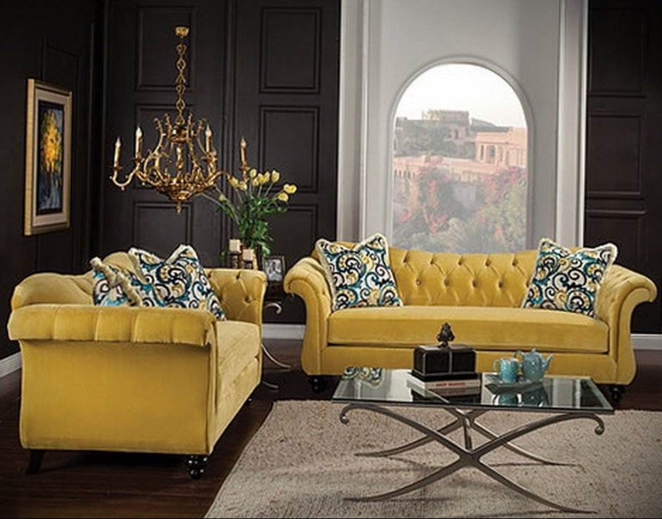 Желтый диван в классическом интерьере