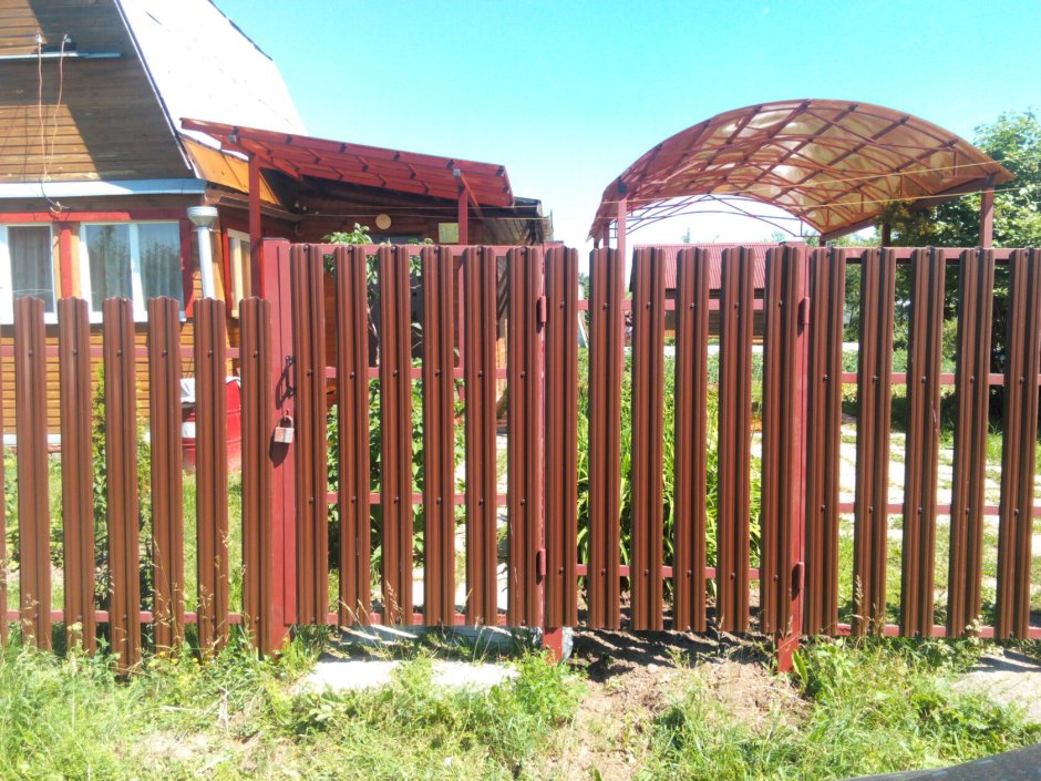 Откатной забор из штакетника с калиткой