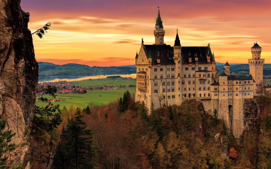 Королевский замок Нойшванштайн (Бавария) осенью