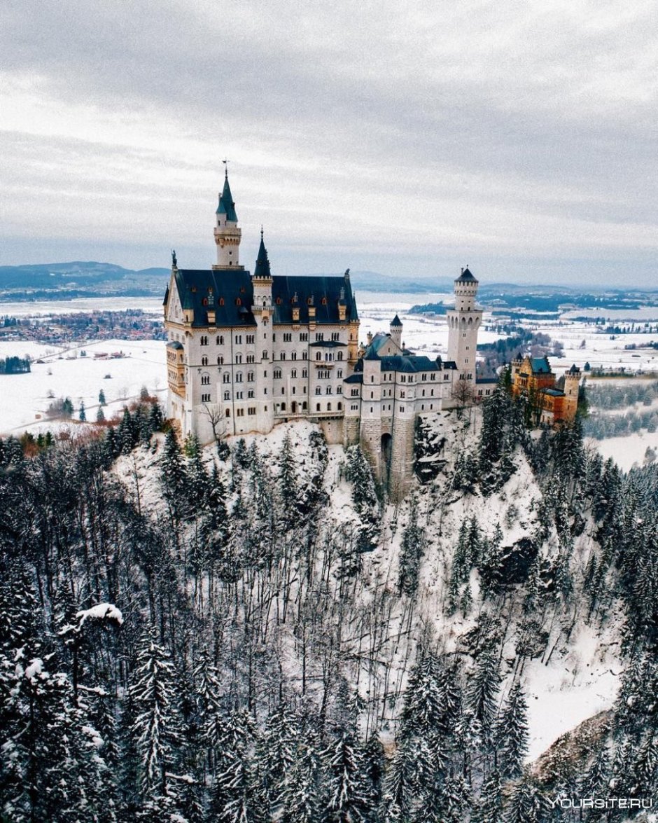 Замок в Баварии Нойшванштайн зимой