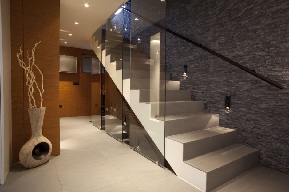 Декор пространства под лестницей
