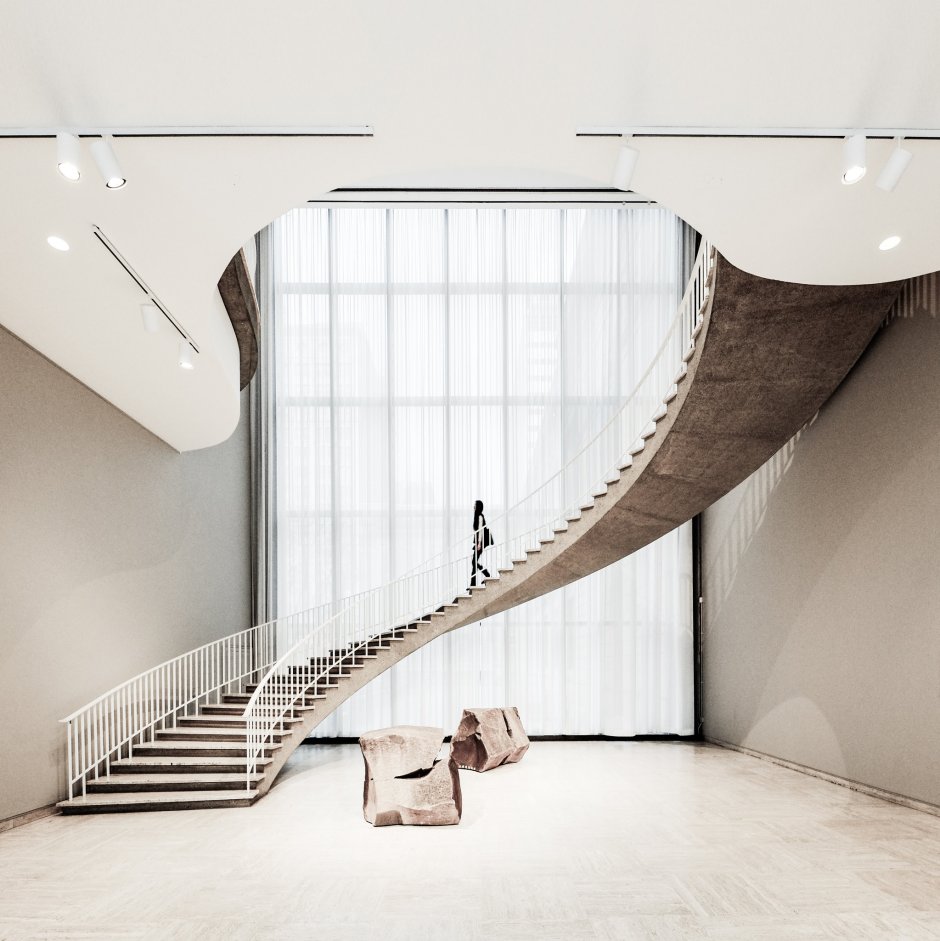 Офис архитектурной студии с винтовой лестницей
