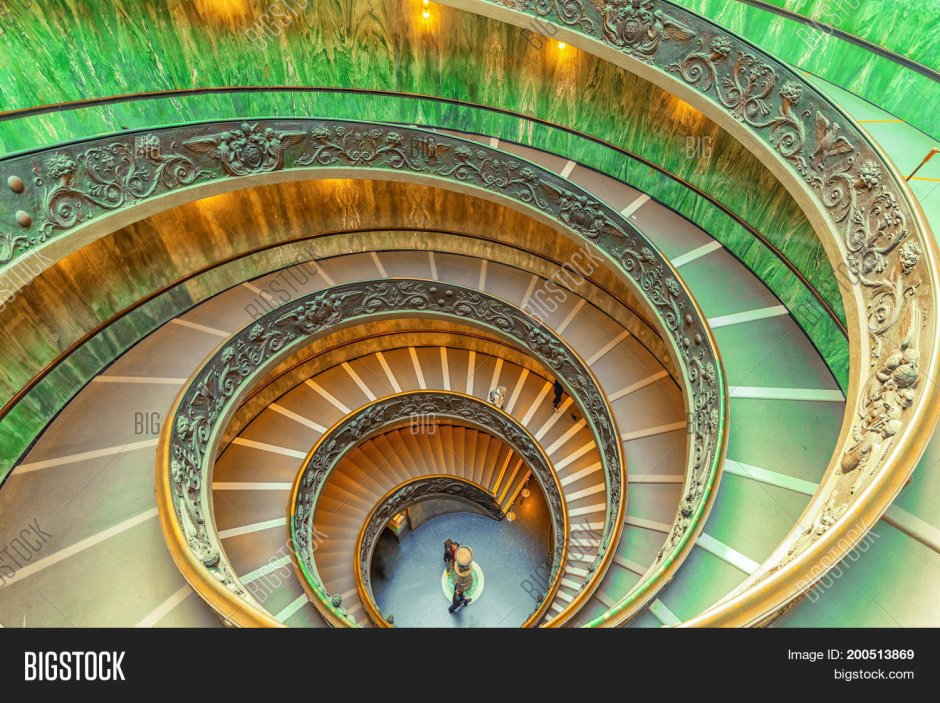 Лестница Микеланджело в Ватикане фото