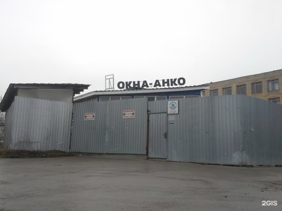 Раковина у окна на кухне