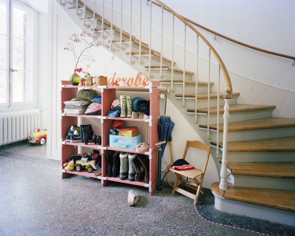 Мебель под винтовой лестницей