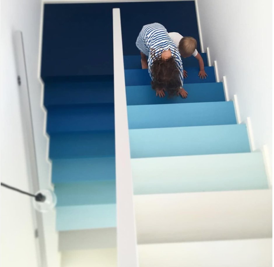 Лестница с синими ступенями