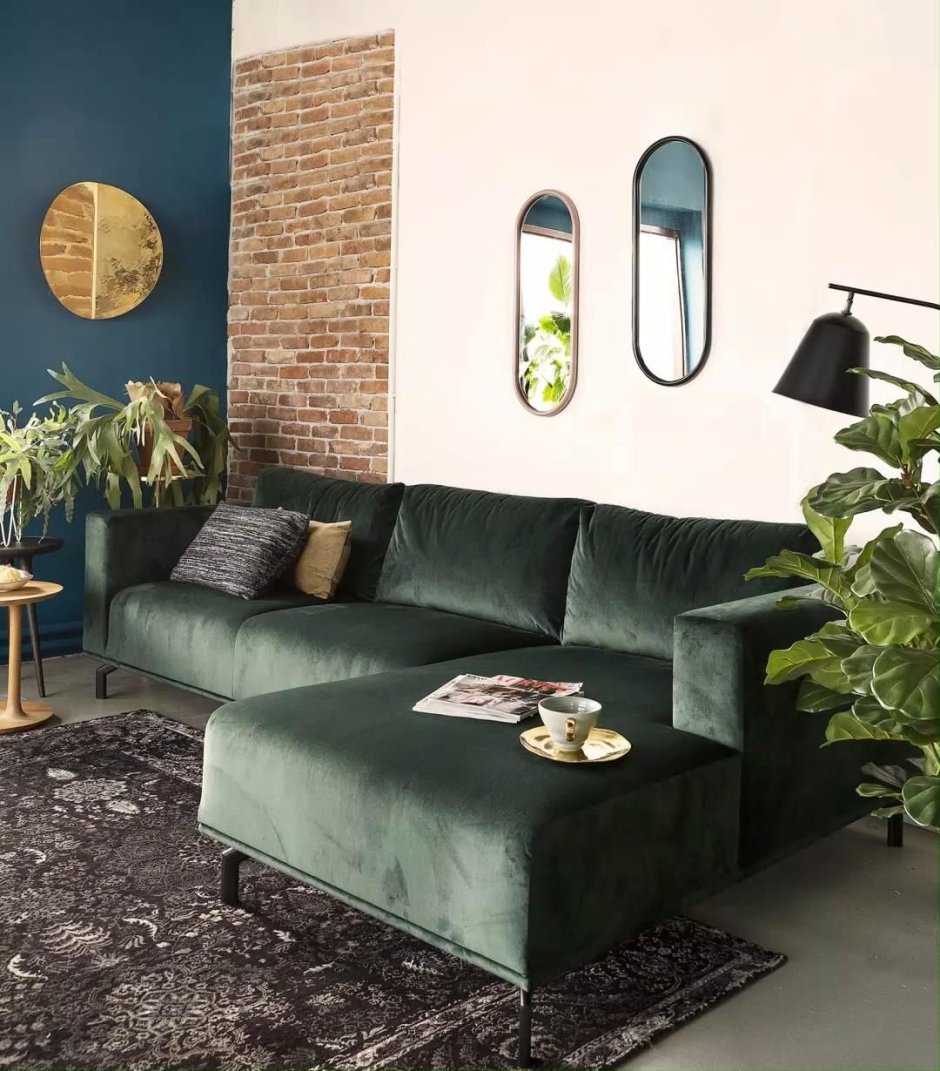 Зеленый диван в Сканди интерьере