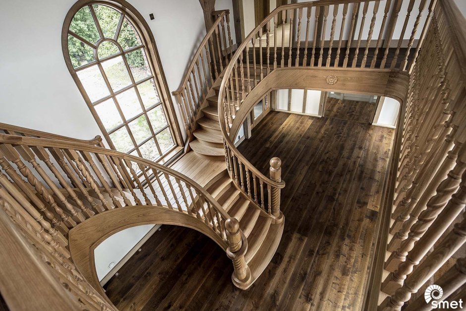 Красивая широкая деревянная лестница