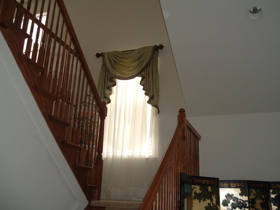 Шторы на лестницу в частном доме