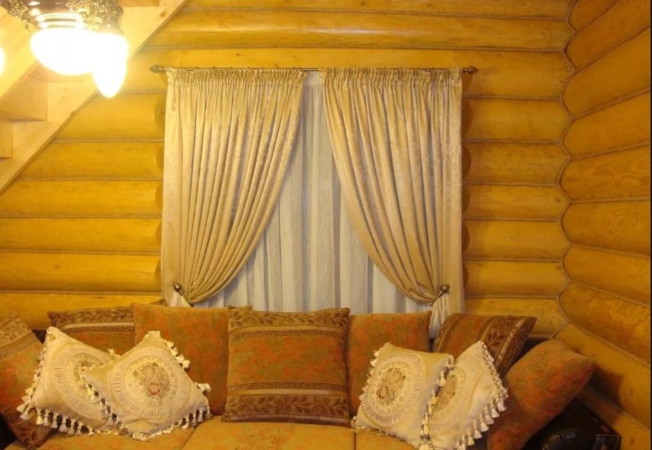 Дизайн желтых штор для гостиной дома из бревна