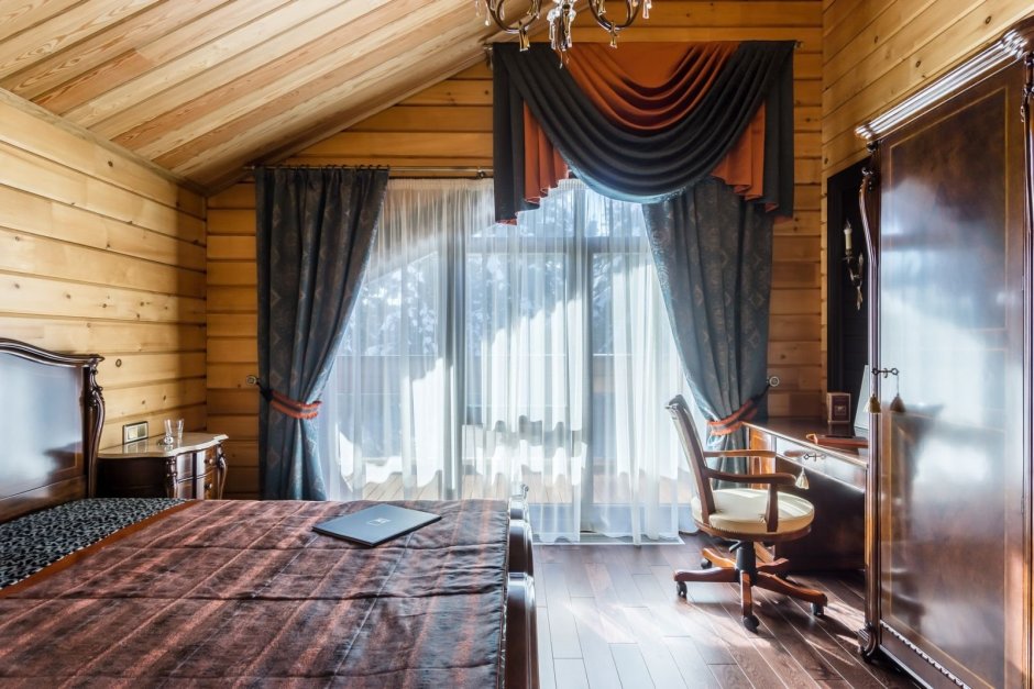 Короткие шторы в гостиную в деревянном доме