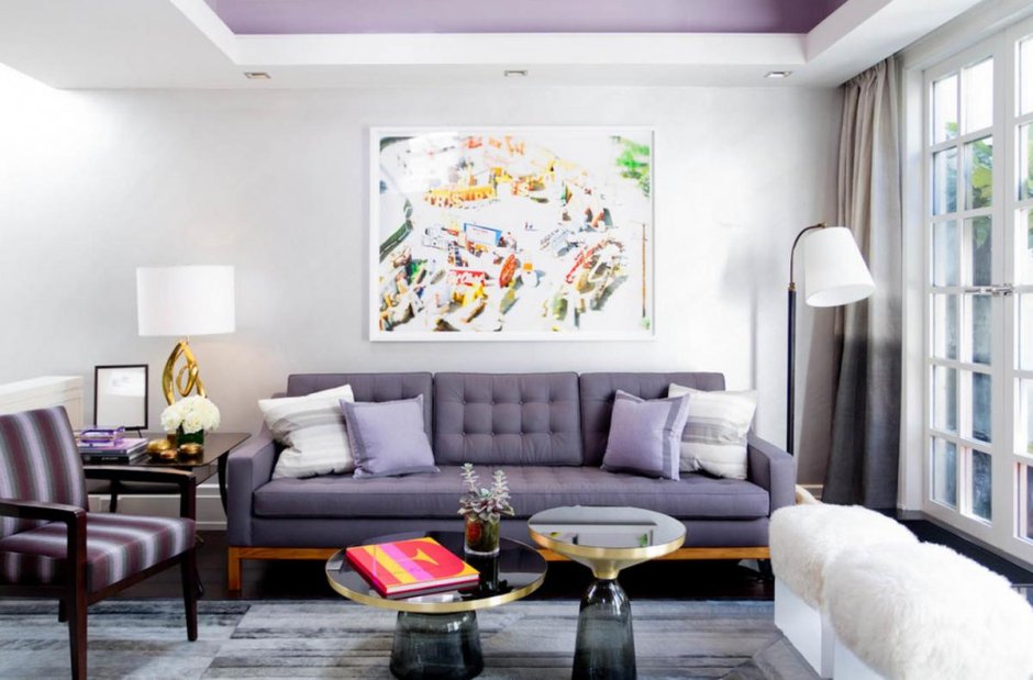 Фиолетовый диван в скандинавском стиле