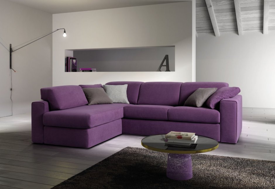 Фиолетовый угловой диван в интерьере