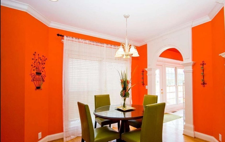 Оранжевые стены в гостиной