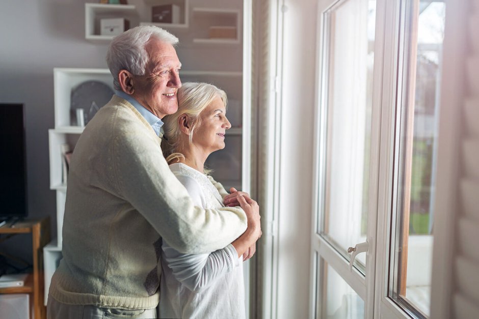 Счастливые пенсионеры у окна