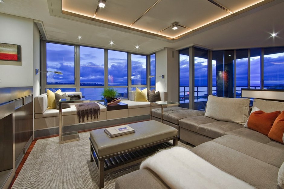 Гостиная с панорамными окнами на море