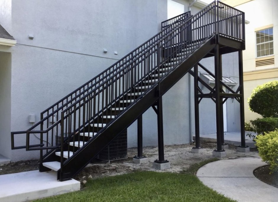 Уличная металлическая лестница для офиса