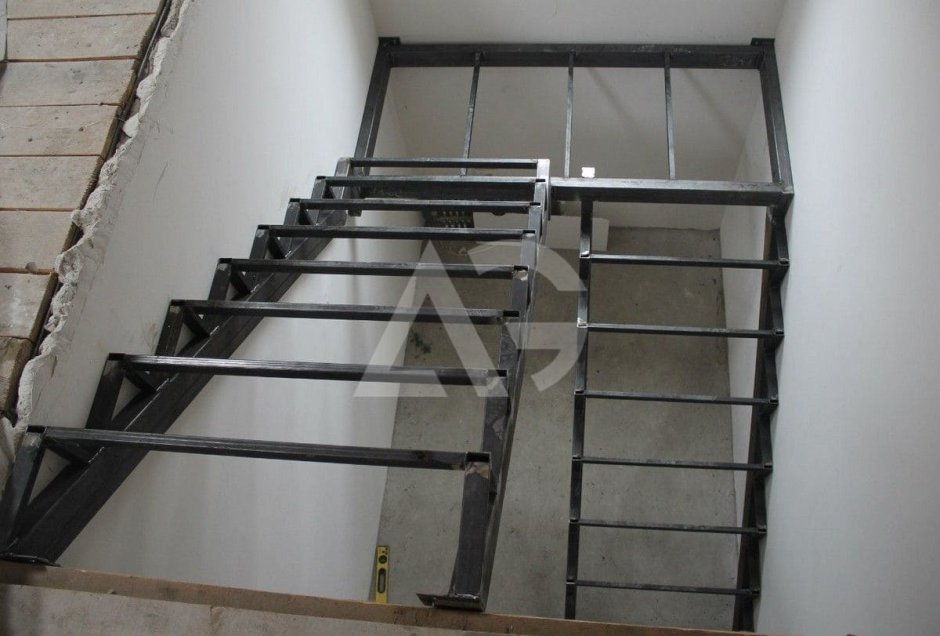 Серая металлическая лестница