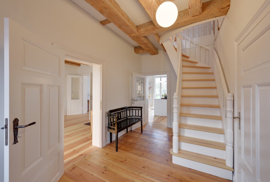 Белая деревянная лестница в деревянном доме