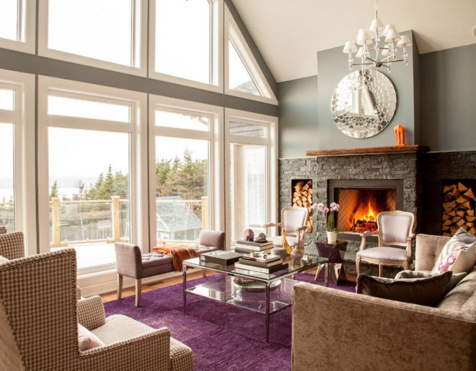 Уютная гостиная с камином и панорамными окнами в американском стиле