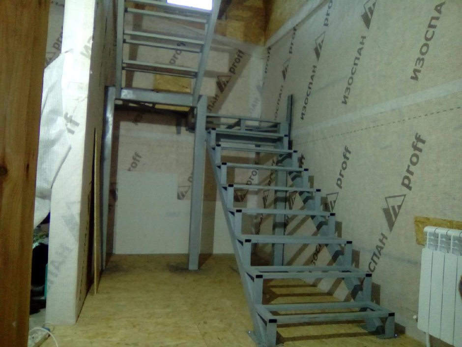 Двухмаршевая лестница на мансардный этаж