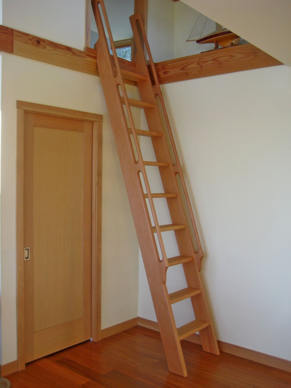 Приставная лестница на чердак