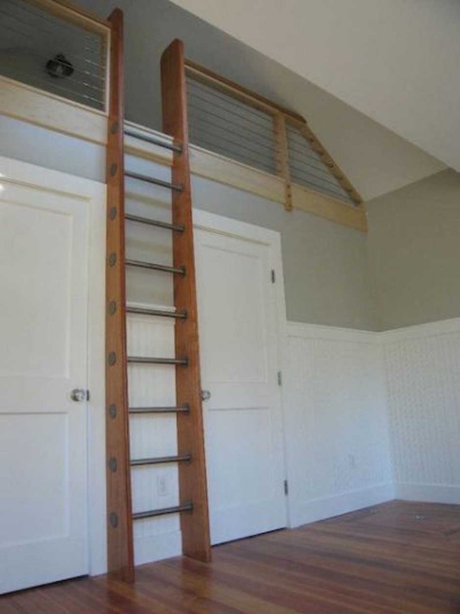 Вертикальная лестница на чердак