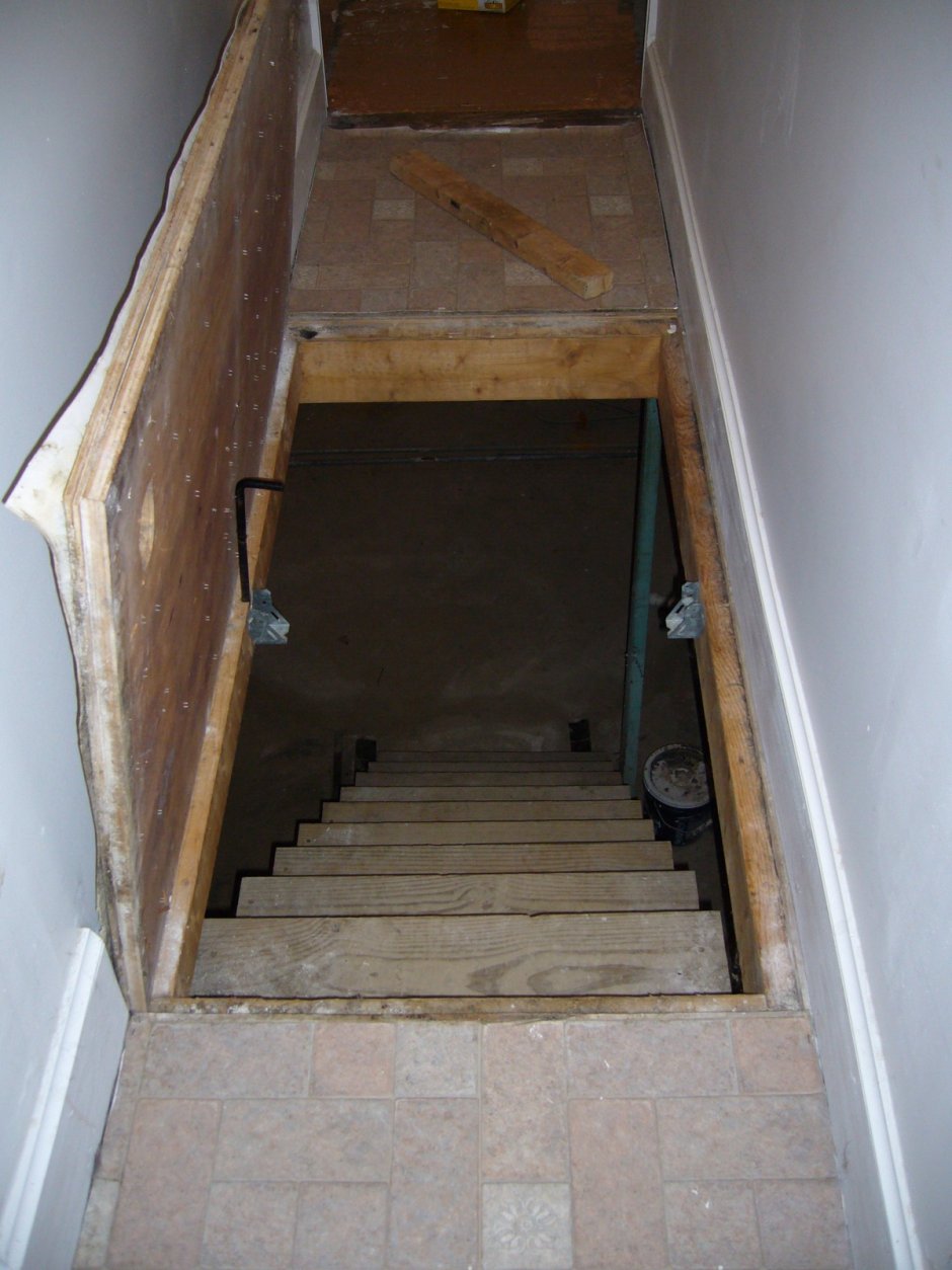 Деревянная лестница в подпол