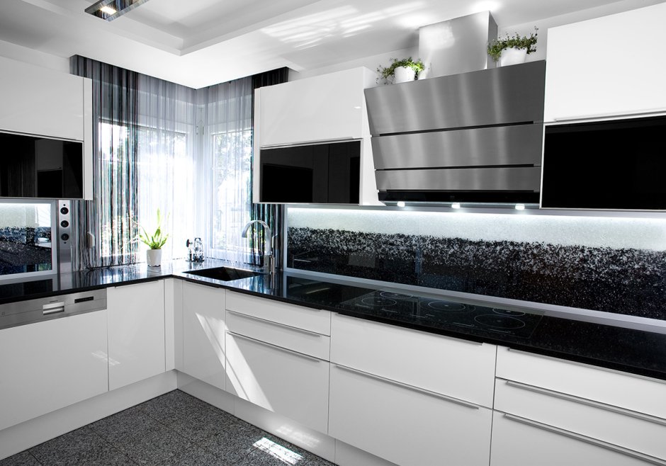 Белая кухня с черными вставками деревянным полом