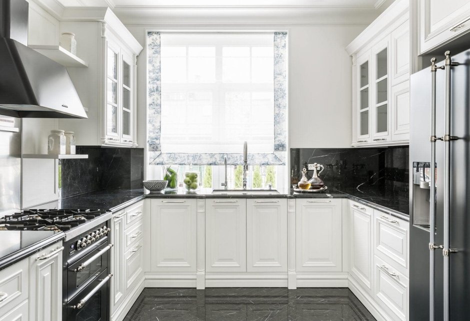 Белая кухня с черной столешницей в деревянном доме