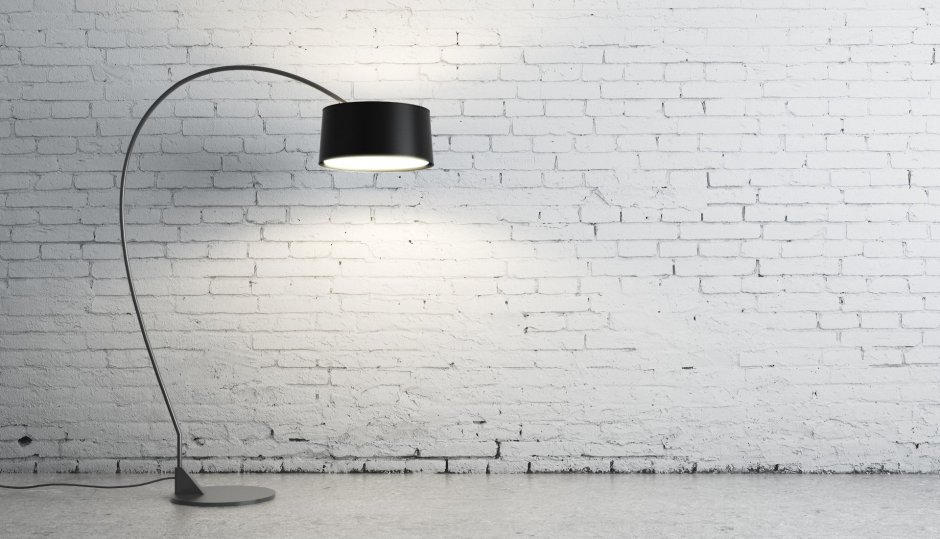 Лампа на фоне стены