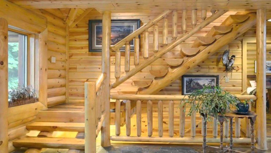 Деревянная лестница в деревянном доме