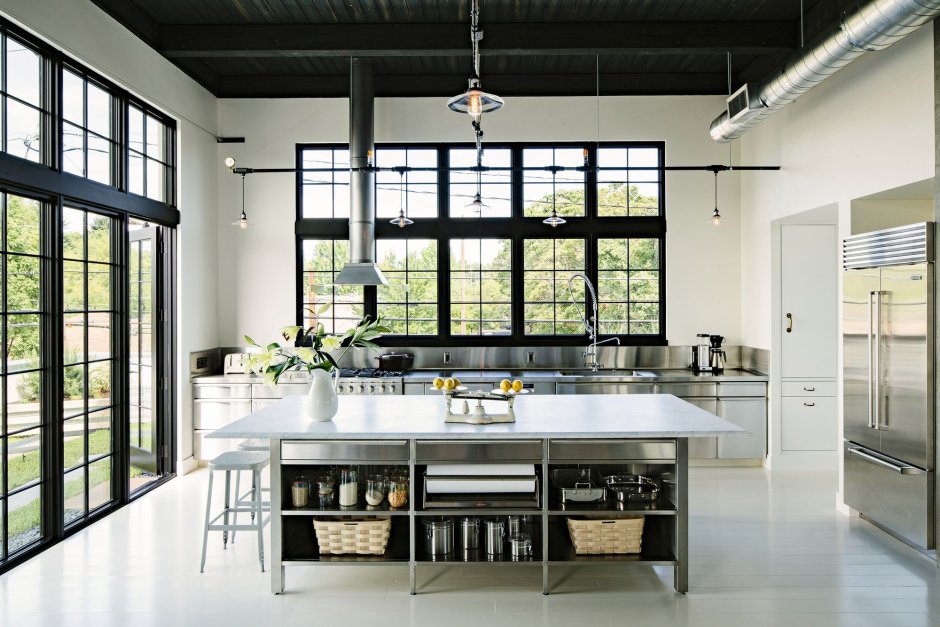 Кухня в стиле лофт с панорамными окнами