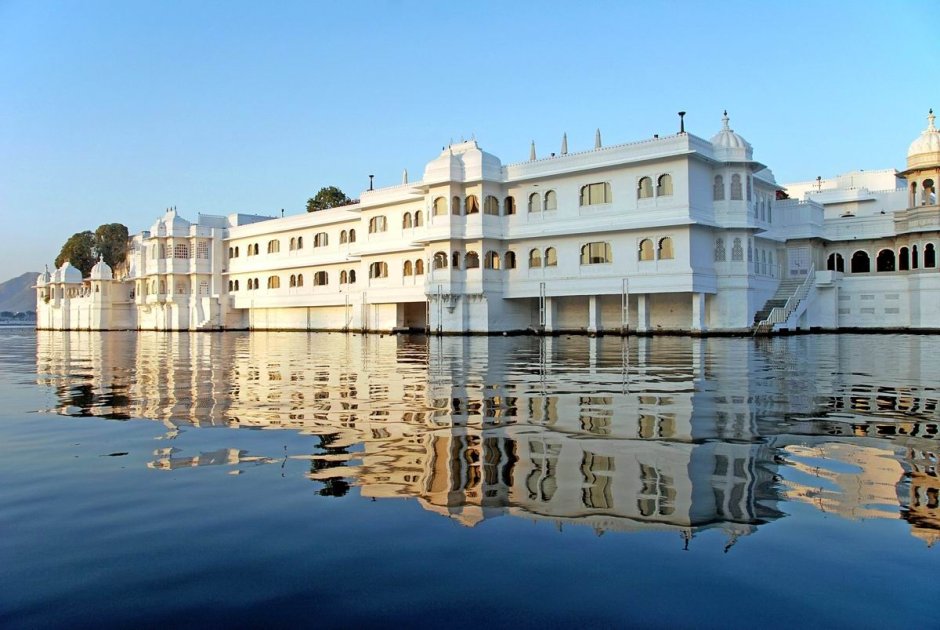 Озерный дворец Джаг Нивас в Индии