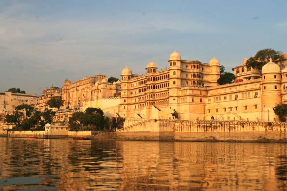 Озерный дворец Джаг Нивас в Индии